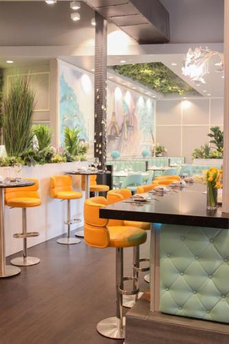 La Parisienne’s full bar