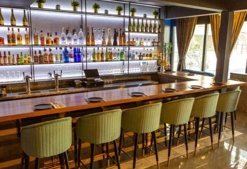 bar-counter-bar-tool-with-backrest