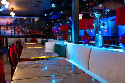 long-sofa-booth-Dining-table-velvet-chairs