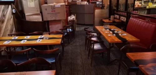 restaurant-horn-chairs-table